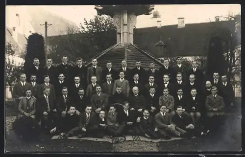Foto-AK Reichersberg, Junge Herren vor einem Denkmal / Gebäude, Gruppenbild 1928