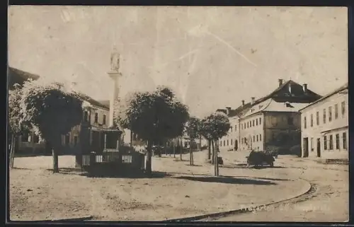 AK Prägarten /O.-Ö., Hauptplatz mit Säulendenkmal und Strasse