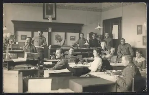 Foto-AK Bruck an der Mur, Soldaten und junge Damen in einem Unterrichtsraum