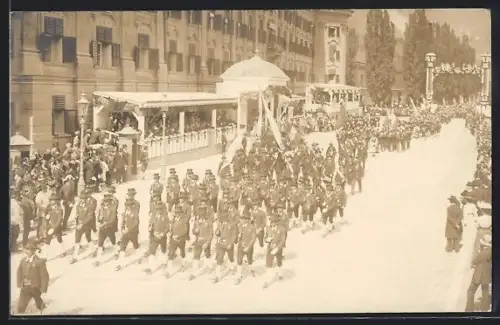 Foto-AK Innsbruck, Strassenumzug mit Publikum, Trachten, Fest-Torbogen