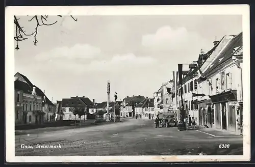 AK Gnas /Steiermark, Platz mit Säulendenkmal und Geschäften, Panorama
