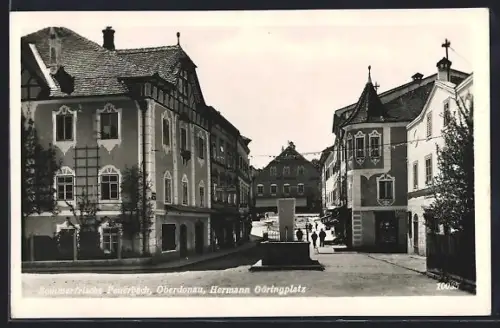 AK Peuerbach /Oberdonau, Hermann Göringplatz mit Brunnen und Turmgebäude