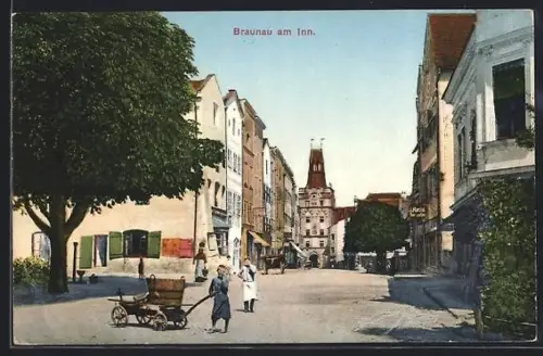 AK Braunau am Inn, Strassenpartie mit Torturm, Knabe mit Handwagen
