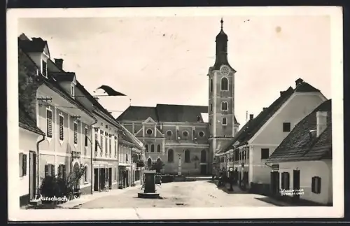 AK Leutschach /Stmk., Platz mit Brunnen und Kirche, Panorama