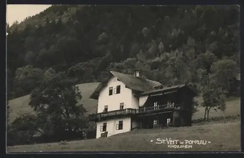 AK St. Veit im Pongau, Kinderheim, Ansicht mit Waldhintergrund