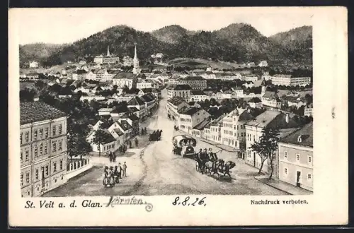 Künstler-AK St. Veit a. d. Glan, Totalansicht mit Strasse aus der Vogelschau, Auto, Kutsche, Berge