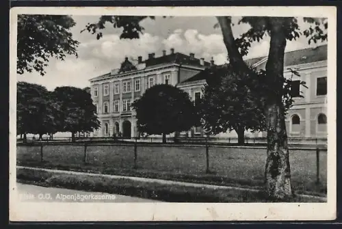 AK Wels /O. Oe., Alpenjägerkaserne, von der Strasse gesehen