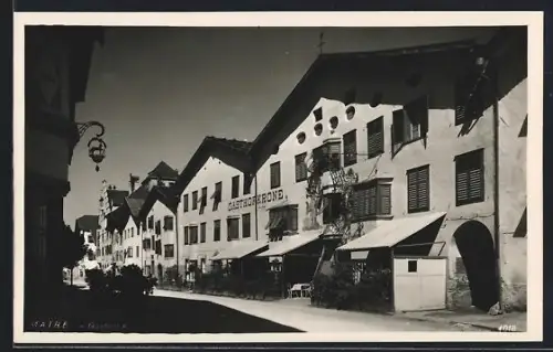 AK Matrei, Gasthof Krone mit Strassenpartie im Sonnenschein