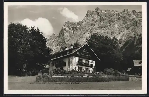 AK Ehrwald a. d. Zugspitzbahn, Haus Buchenhain mit Garten und Gipfelpanorama