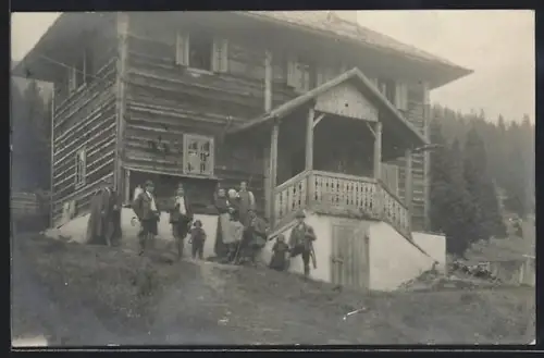 Foto-AK Fladnitz, Teichalm, Gebäude mit Gästen und Wirtsfamilie