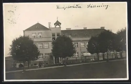 Foto-AK Sierning /O.-Oe., Hauptschule, Ansicht mit Bauschild