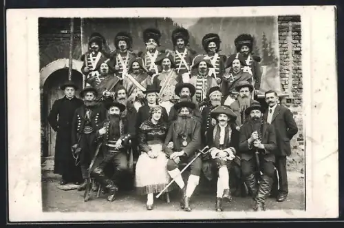 Foto-AK Lohnsburg, Kath. Burschenverein, Gruppenbild mit Dame, Kostüme, 1935