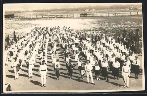 Foto-AK Villach, Sportler-Aufmarsch mit Fahnen auf einem Sportplatz