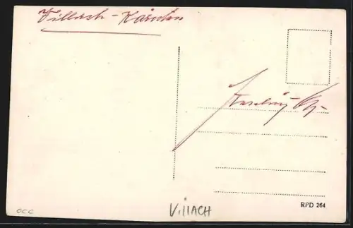 Foto-AK Villach, Sportler-Aufmarsch mit Fahnen auf einem Sportplatz