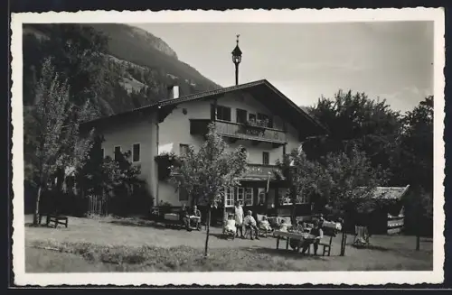 AK Finkenberg, Rieserhof, Haus und Schuppen mit Gästen im Garten
