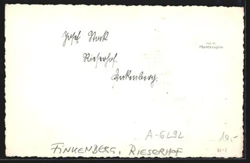 AK Finkenberg, Rieserhof, Haus und Schuppen mit Gästen im Garten
