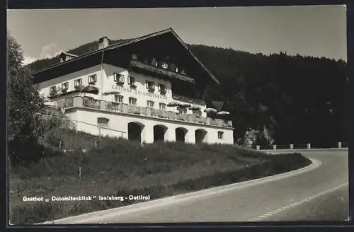 AK Iselsberg /Osttirol, Gasthof Dolomitenblick mit Strasse