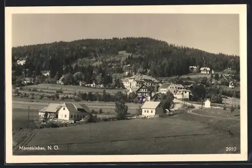 AK Mönichkirchen, Ortsansicht mit Berg