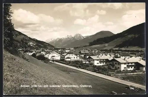 AK Sillian /Osttirol, Totalansicht mit Strasse und Lienzer Dolomiten