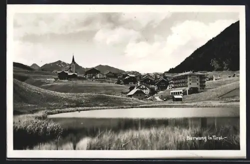 AK Berwang in Tirol, Ortspanorama mit Hotel Singer, Gewässer und Kirche