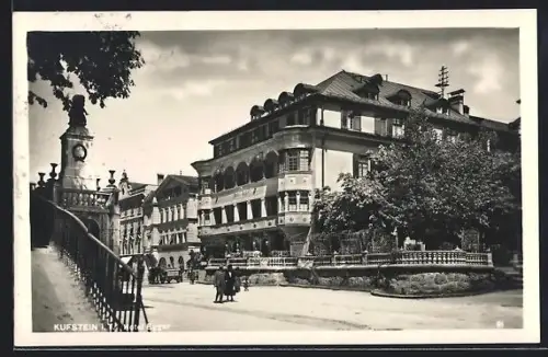 AK Kufstein i. T., Hotel Egger mit Strasse und Denkmal
