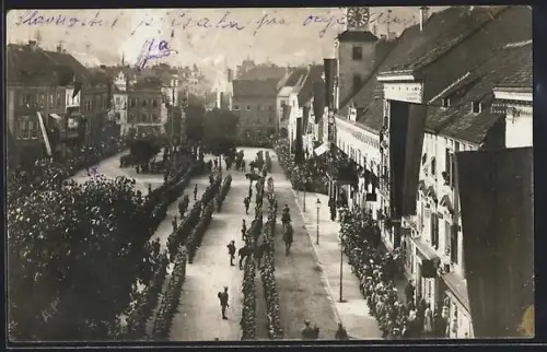 Foto-AK Leoben, Militär-Aufmarsch mit Pferden und Menschenmenge auf einem Platz mit Denkmal