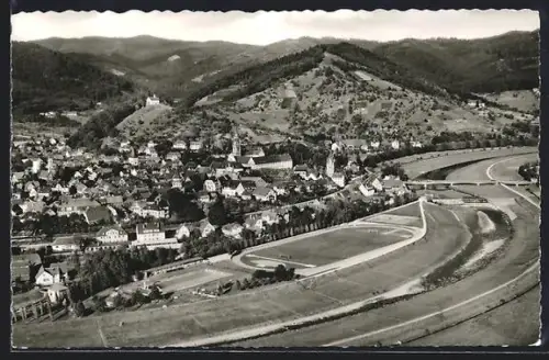 AK Gengenbach im Schwarzwald, Panoramaansicht mit Stadt und umliegenden Bergen