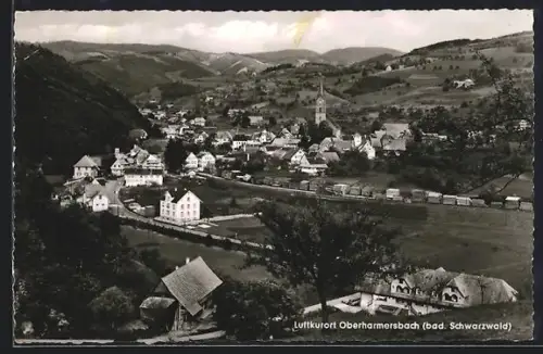 AK Oberharmersbach /Bad. Schwarzwald, Ortsansicht mit Kirche und Tal