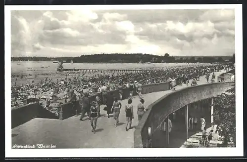 AK Berlin-Strandbad Wannsee, Strandpromenade, Badegäste, Steg