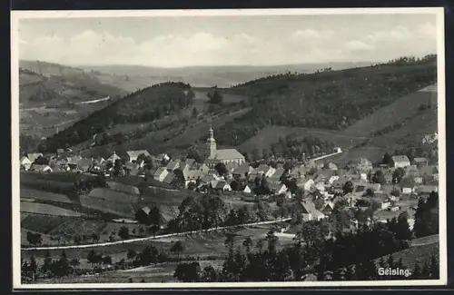AK Geisling /Bezirk Dresden, Ortsansicht mit Kirche und umliegender Landschaft
