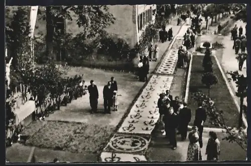 AK Hüfingen /Schwarzwald, Fronleichnamsprozession mit Blumenteppichen und Strassenansicht