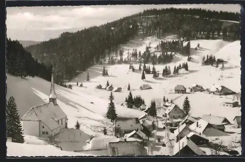 AK Muggenbrunn /Schwarzwald, Winterlandschaft, Kirche, verschneite Häuser