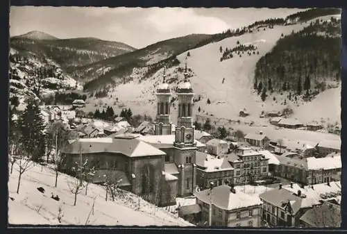 AK Todtnau /Schwarzwald, Kirche, verschneite Ortsansicht