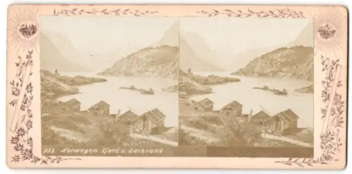 Stereo-Fotografie unbekannter Fotograf, Ansicht Loenvand, Holzhütten am Fjord
