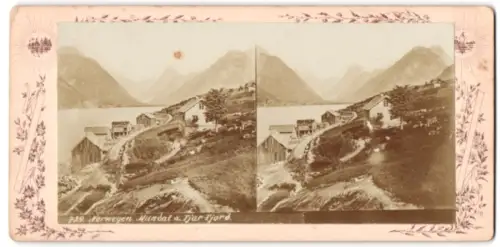 Stereo-Fotografie unbekannter Fotograf, Ansicht Mundal a. Fjar-Fjord, Uferpartie mit Holzhäusern