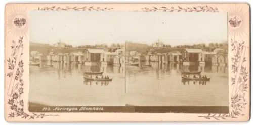 Stereo-Fotografie unbekannter Fotograf, Ansicht Stemnaes, Ruderboote vor dem Ort
