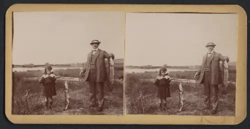 Stereo-Fotografie Vater und Tochter mit geangelten Hecht, Angeln, frischer Fang