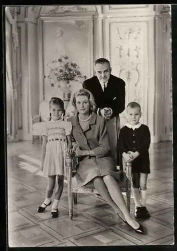 AK Schauspielerin Grace Kelly mit ihrer Familie