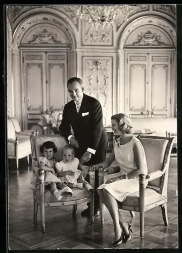 AK Fürstenpaar von Monaco mit seinen zwei kleinen Kindern im Palast