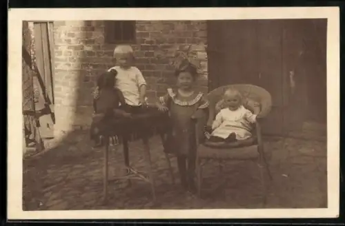 Foto-AK Kinder mit Teddy auf einem Hof, 1927