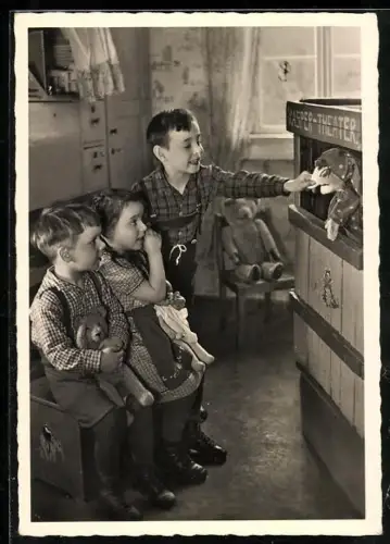 Foto-AK Kinder verfolgen gebannt ein Puppentheater-Spiel