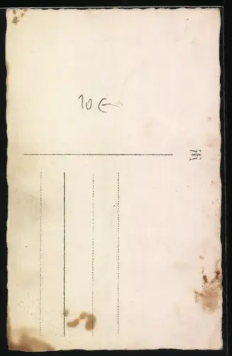 Foto-AK Kleines Kind neben Teddy auf einem Tisch