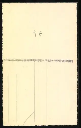 Foto-AK Kleines Mädchen im Dirndl neben seinem Teddy