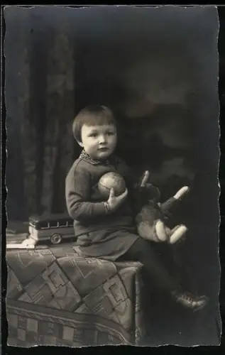 AK Kind mit Ball, Teddy und Spielzeugauto