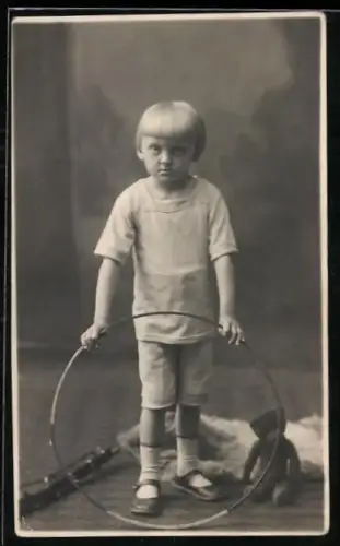 Foto-AK Knabe mit Spielreif und Teddy