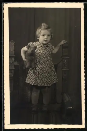 Foto-AK Kleines Mädchen mit Teddy unter dem Arm, 1942