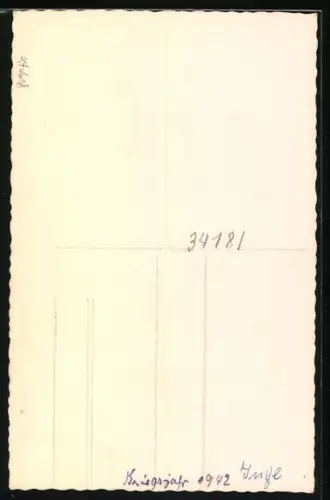 Foto-AK Kleines Mädchen mit Teddy unter dem Arm, 1942