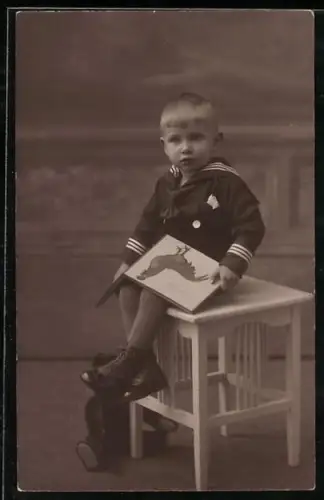 Foto-AK Kleiner Junge mit Bilderbuch und Teddy