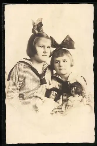 Foto-AK Zwei Mädchen in Matrosenblusen mit Puppen