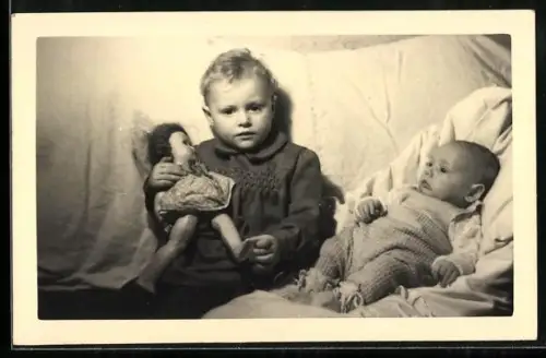 Foto-AK Kind mit seiner Puppe und einem Baby